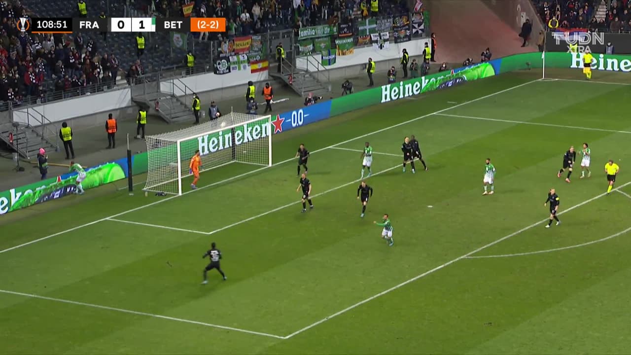 ¡CERCA! Borja Iglesias disparó que se estrella en el poste.