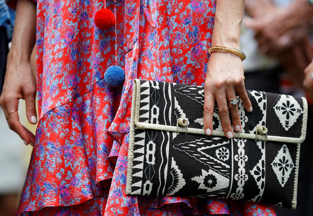 Compuesto por tres diamantes,
<b> </b>los dos laterales pertenecieron a un broche de la colección privada de la princesa Diana de Gales.