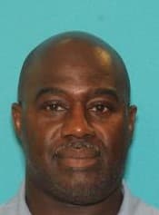 Durante la parada de tráfico, los oficiales revisaron el vehículo de James Lerome Harris, de 61 años, quien fue interrogado por la Unidad de Control de Bebidas Alcohólicas.