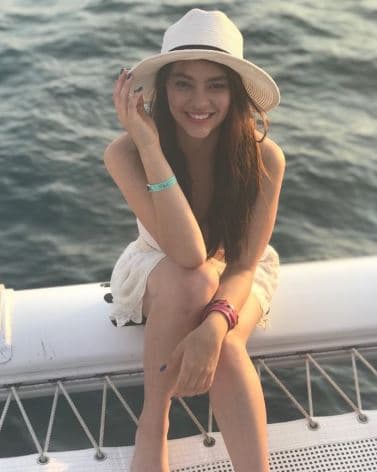 Alejandra Müller Arrieta, conocida artísticamente como Ale Müller, nació el 29 de octubre de 1997 en la Ciudad de México.