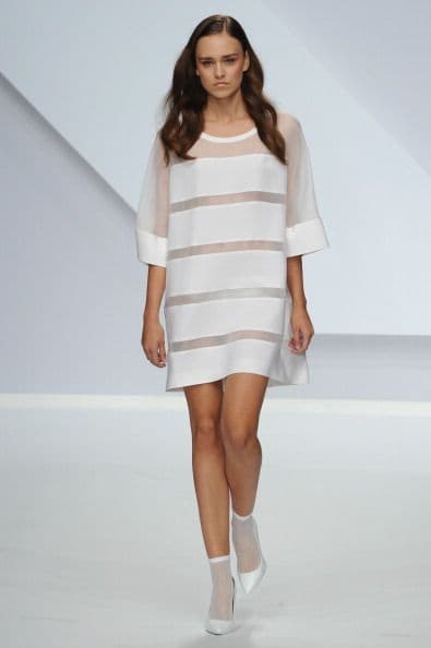 El 'navy' viene en una de sus versiones más sensuales con ayuda de telas translúcidas, como la organza, que llenarán de estilo tus 'looks'.