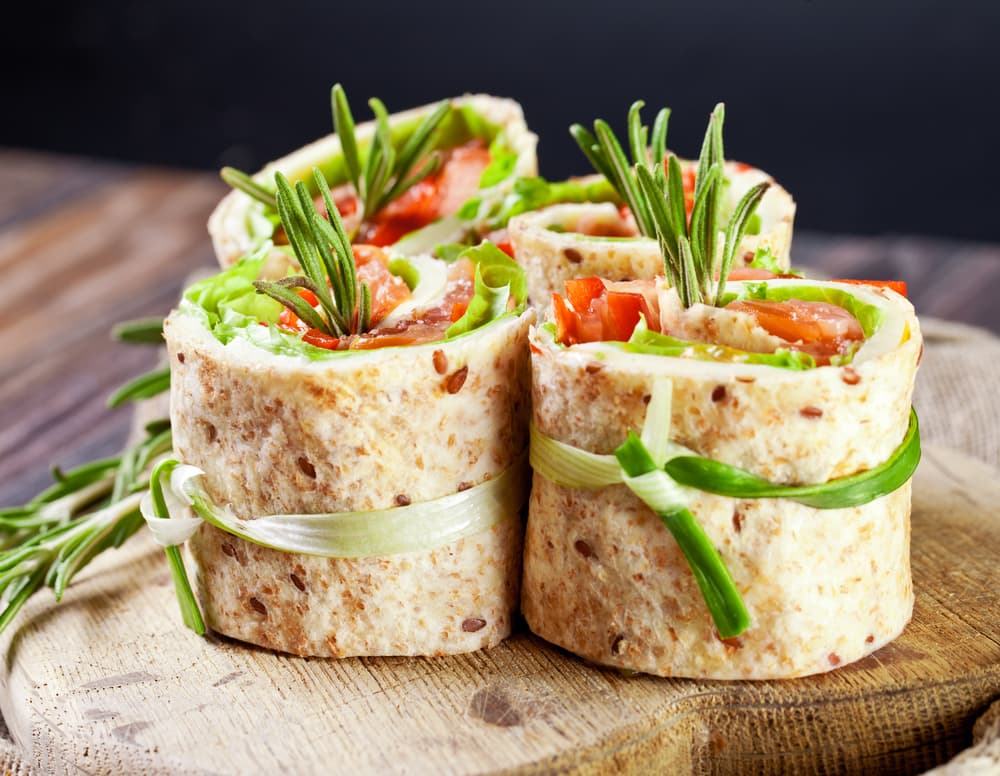 Arrollado de atún Esta receta es ideal para la primavera. Para realizarlo, tan solo necesitarás un pionono, un poco de mayonesa, huevos duros, pimiento picado, zanahoria rallada y algunas aceitunas para saborear. ¡La combinación de sabores será una verdadera maravilla!