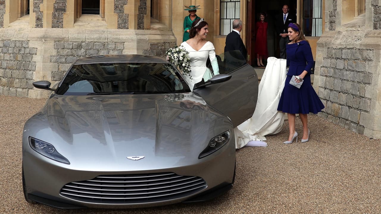 La princesa 
<b>Eugenie de York </b>y su esposo 
<b>James Brooksbank</b> salienron de su boda celebrada en el palacio de Windsor a bordo de un 
<b>auto muy inusual e</b> impactatemente hermoso. Se trata del 
<b>Aston Martin DB10</b>, un modelo creado en 2015 exclusivamente para la filmación de Spectre (2015), la película más reciente de la serie del agente secreto inglés
<b> James Bond</b>.