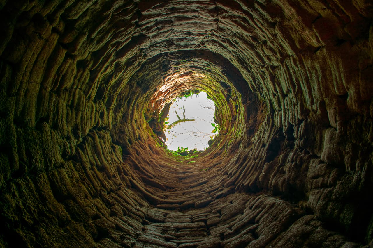 Estuvo atrapado más de 18 horas: un niño muere tras un "minucioso" rescate para sacarlo de un agujero donde cayó al estar jugando 