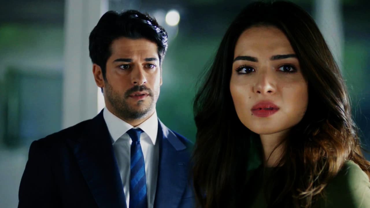 Tras saber que Emir la tenía amenazada y luego de la petición de Hakki, Kemal se sintió obligado a proteger a Asu, y de inmediato pensó en casarse con ella. Y no dudó en confesarle que aunque Nihan es el amor de su vida, estaba dispuesto a unir sus vidas.