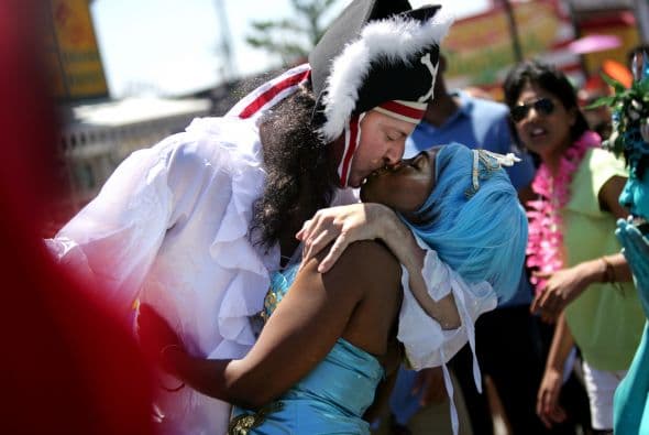 Todos los grupos de edades estuvieron representados en esta procesión pagana, donde muchos olvidaron cualquier tipo de recato y optaron por reducir su vestuario al mínimo imprescindible.