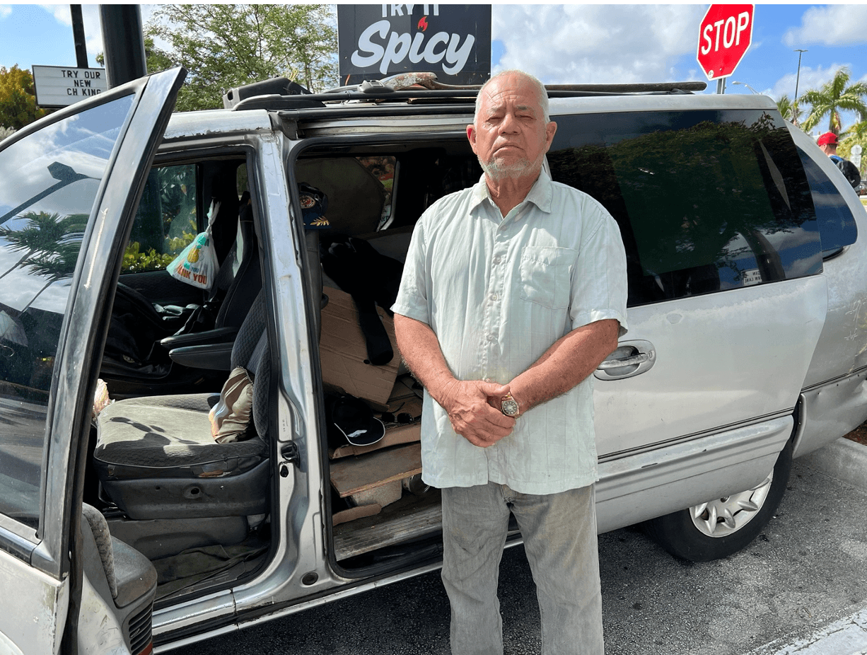 Vivir en la calle y dormir en un carro: el duro sacrificio de algunos inmigrantes de la tercera edad