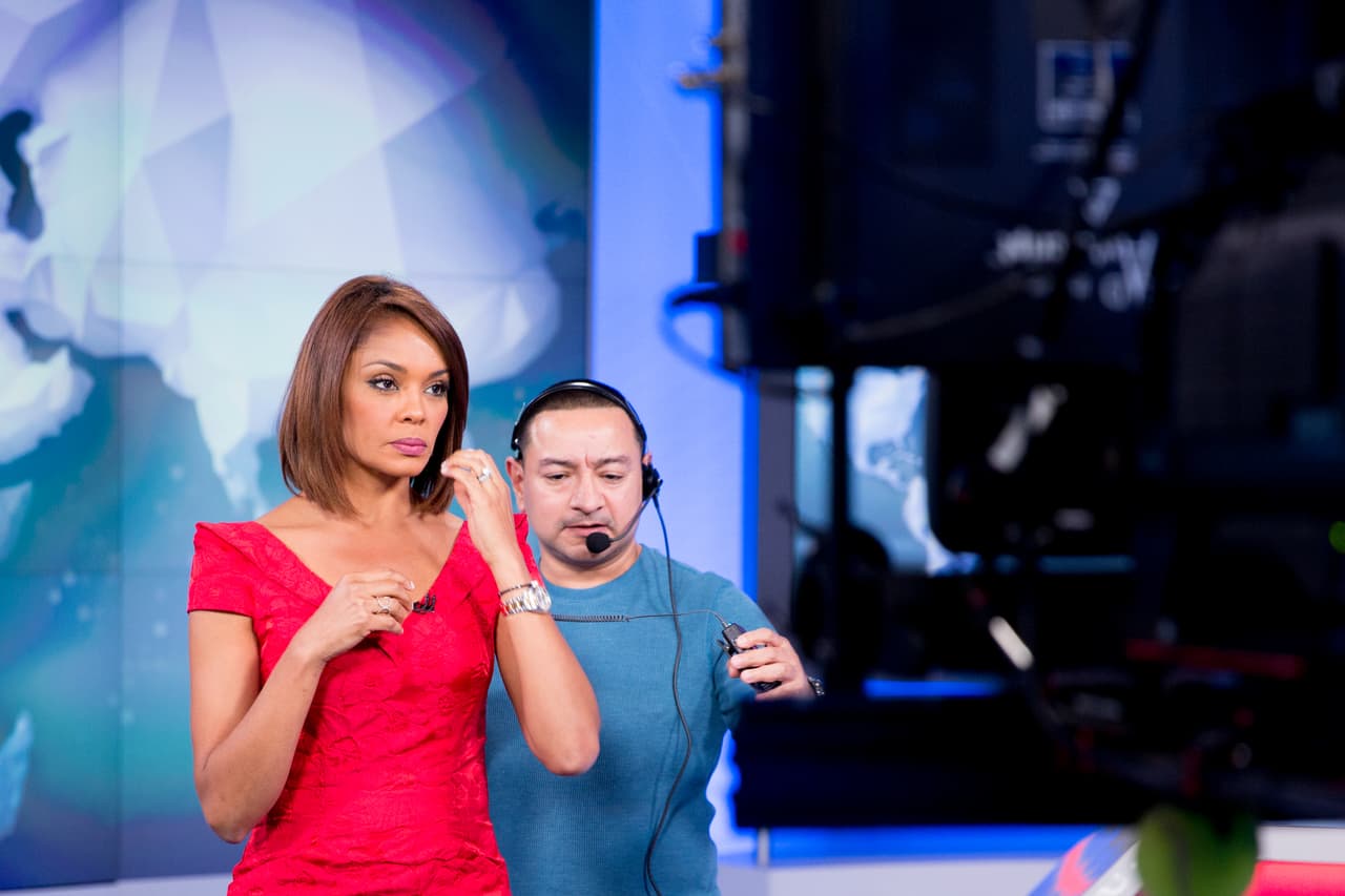 Ilia Calderón fue la encargada de leer los titulares que se transmiten antes de la edición del noticiero. Junto a ella Ernesto ‘Chino’ Chacón, coordinador del estudio.