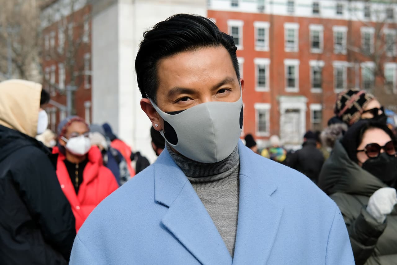 Protesta en Nueva York contra el aumento de ataques contra asiáticos contó con presencia del diseñador Prabal Gurung.