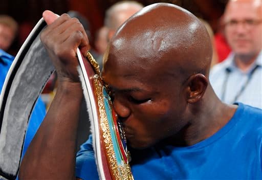 Timothy Bradley dejó el título welter OMB vacante