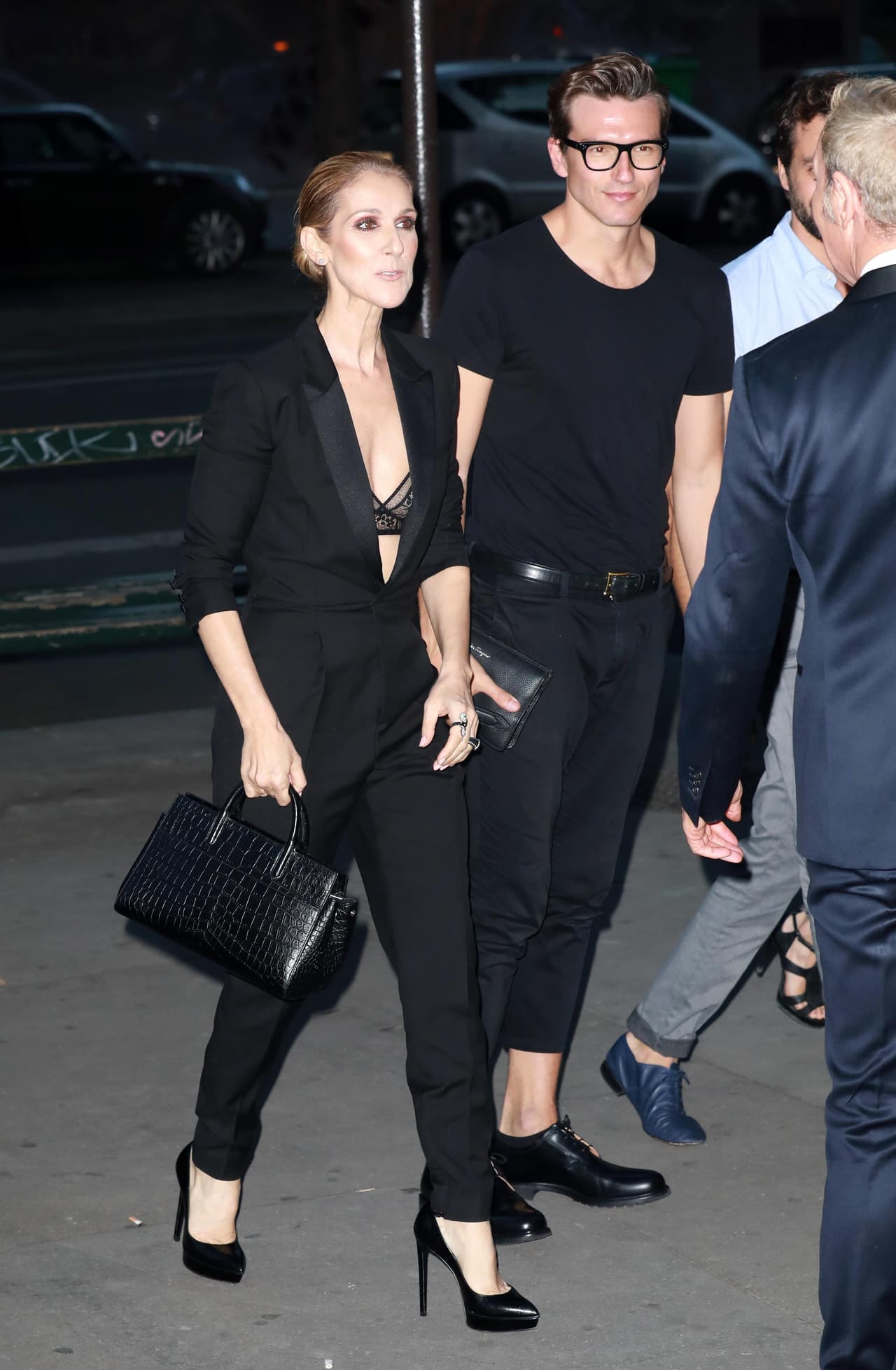 El español Pepe Muñoz y la cantante Celine Dion fueron captados saliendo del hotel Royal Monceau de París en Francia.