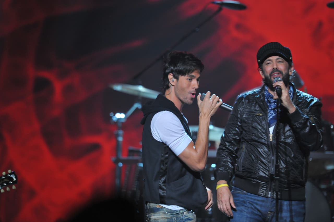 La canción se llevó un Premio Lo Nuestro en 2011 a Colaboración del Año.