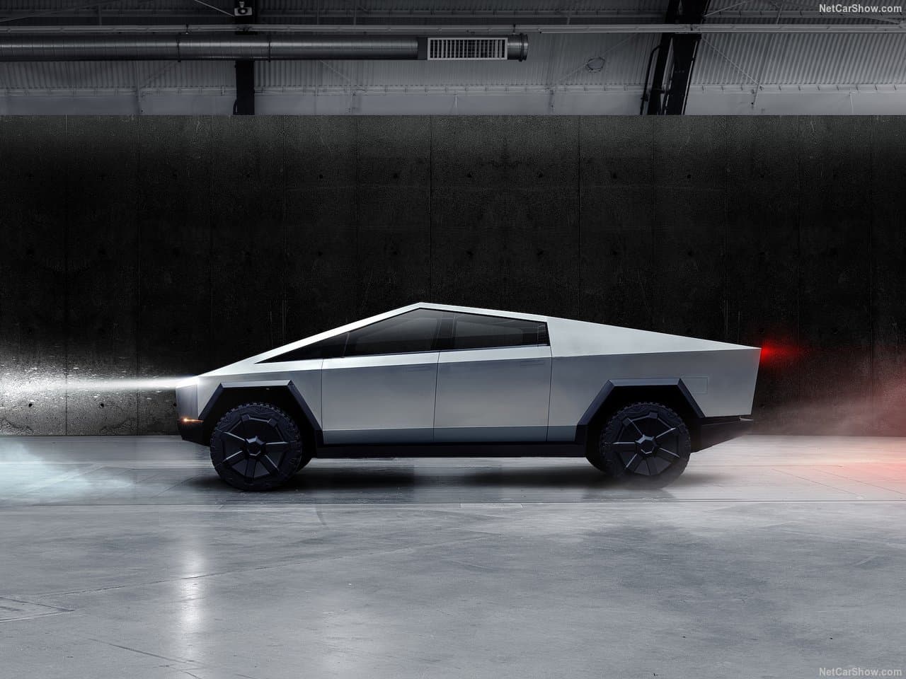 Con un diseño que nos recuerda al popular DeLorean DMC-12 de ‘Regreso al Futuro’, se trata de un trapecio sobre ruedas resultado de una aleación de acero inoxidable, similar al empleado en los cohetes de SpaceX.