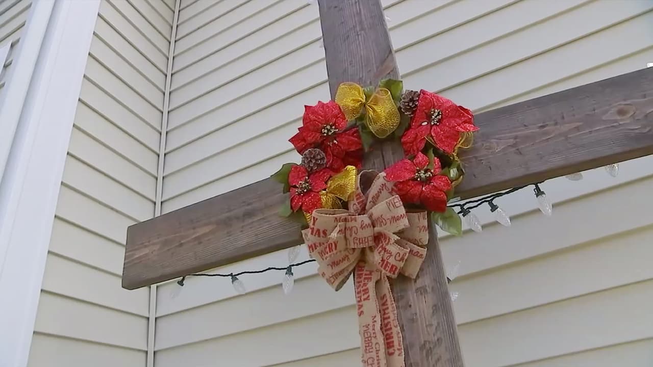 Familia tendría que pagar una multa por agregar una cruz en su decoración navideña