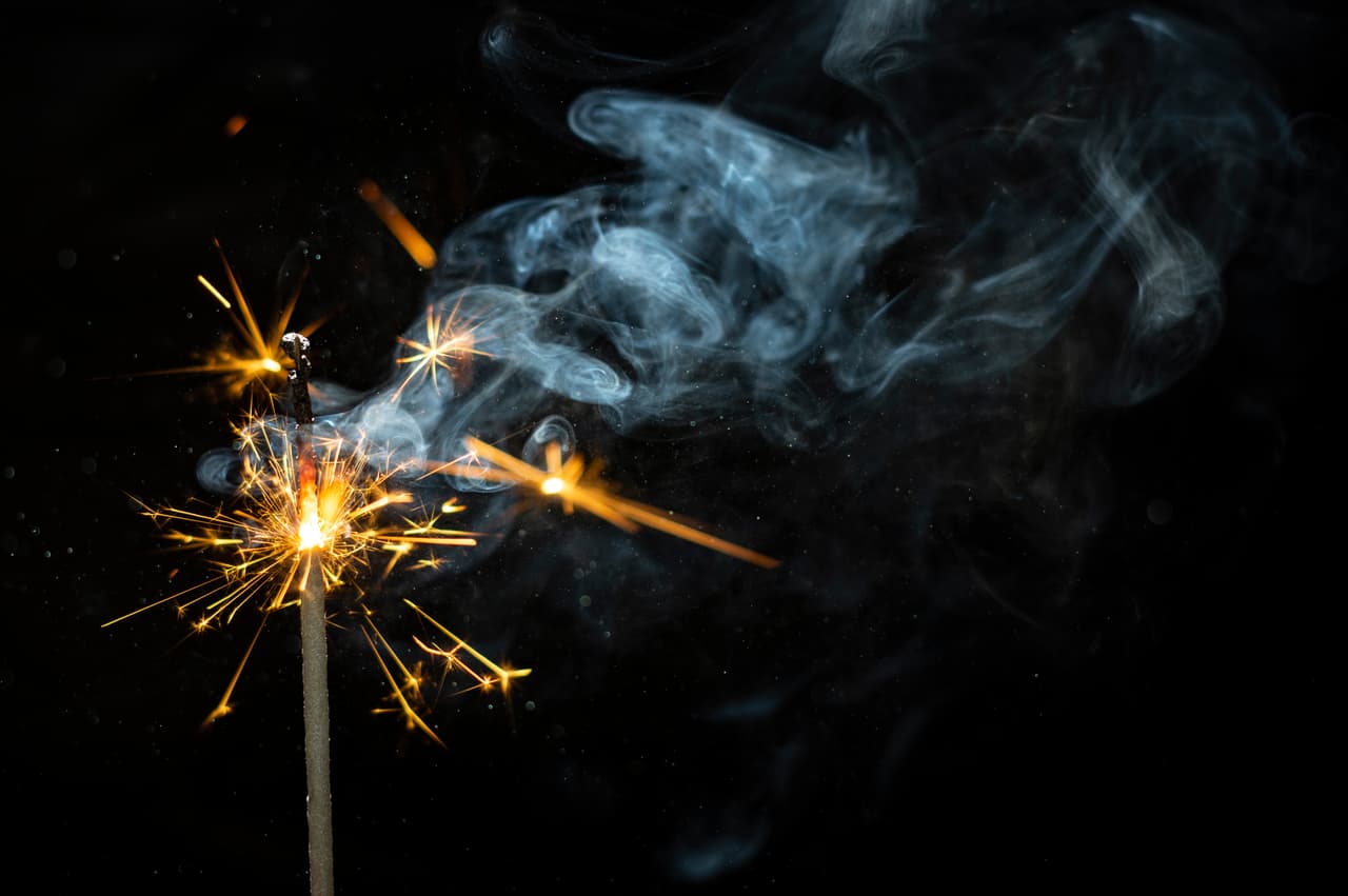 <b>Recomendaciones de seguridad</b>
<br>No permitir que niños pequeños jueguen con fuegos artificiales o pirotecnia bajo ninguna circunstancia. Sólo se debe permitir que los niños mayores manejen fuegos artificiales bajo la supervisión de un adulto.