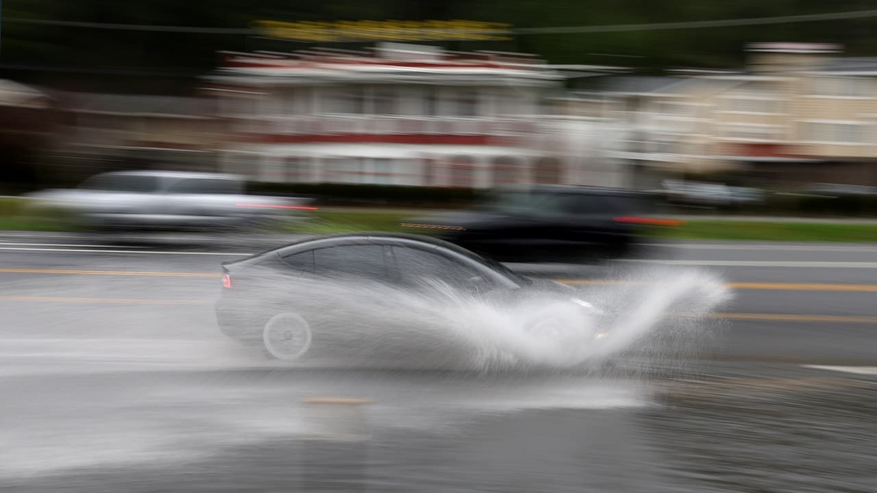 Esto debes hacer si pierdes el control de tu vehículo en las carreteras mojadas