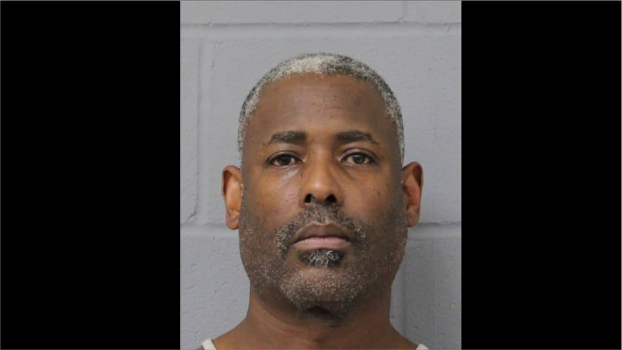 Revelan detalles del maestro acusado de golpear a un estudiante con autismo de la preparatoria Manor