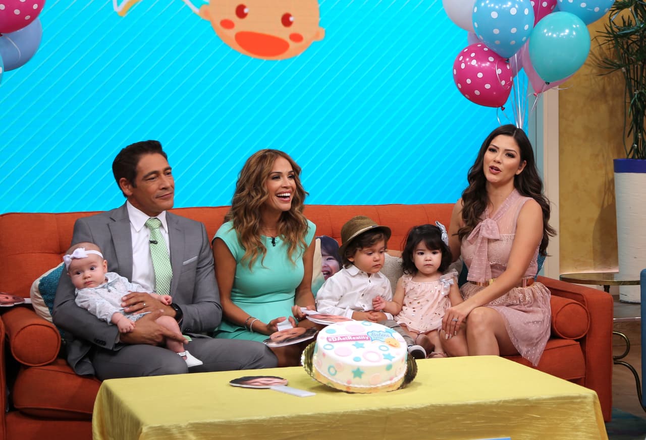 El tío Johnny no paraba de consentir a los nenes, Alana estaba muy cómoda en sus brazos.