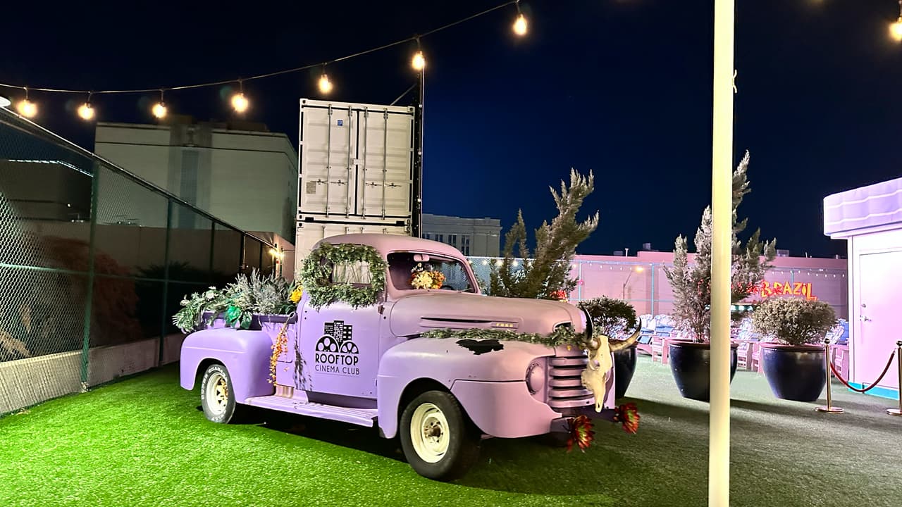 Rooftop Cinema Club Downtown Fort Worth es una experiencia al aire libre para los amantes del séptimo arte, 
<b>en lo más alto de la ciudad y con una vista de 360 grados</b>.