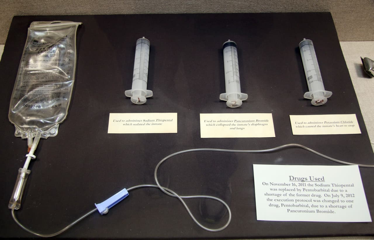 La 
<b>inyección letal fue adoptada como método de ejecución en el estado en 1977</b> y el primer recluso en el que se usó fue Charlie Brooks, convicto por secuestro y asesinato. La ejecución ocurrió el 7 de diciembre de 1982. La imagen es parte de una exhibición en el Museo de Prisión de Texas en Huntsville. Muestra el cóctel de tres fármacos de la cuestionada inyección que fue usada entre 1982 y 2012. Desde entonces, el protocolo en Huntsville solo contempla un fármaco: el pentobarbital, cuestionado por activistas que aseguran que genera más dolor en el reo mientras está consciente y prolonga la muerte.