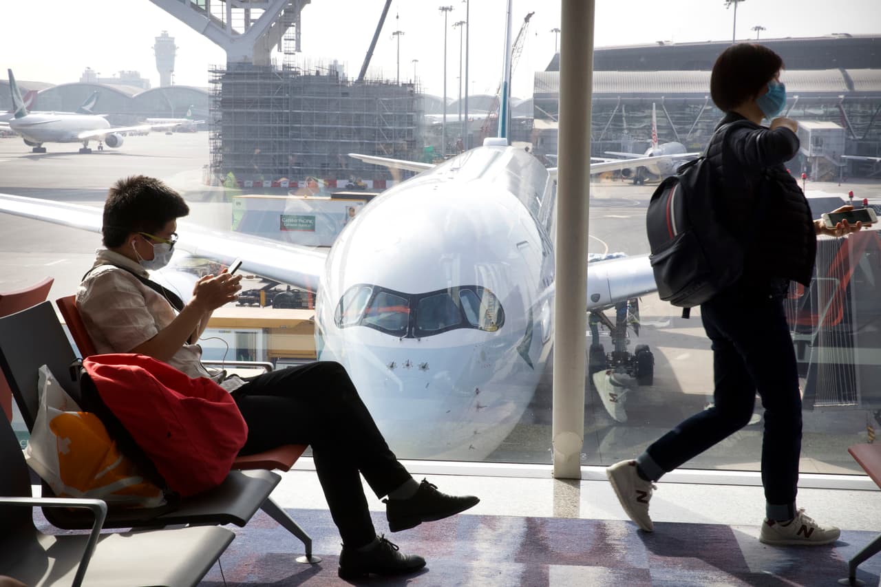 <b>Lleva tus meriendas</b>
<br>Además, es recomendable que lleves una botella de agua propia para mantenerte hidratado y también procura llevar snacks contigo, pues muchas tiendas y restaurantes de los aeropuertos permanecen cerradas todavía.Los expertos recomiendan tomar vitamina C y otras vitaminas y nutrientes para fortalecer el sistema inmunológico antes de tu viaje.
<br>