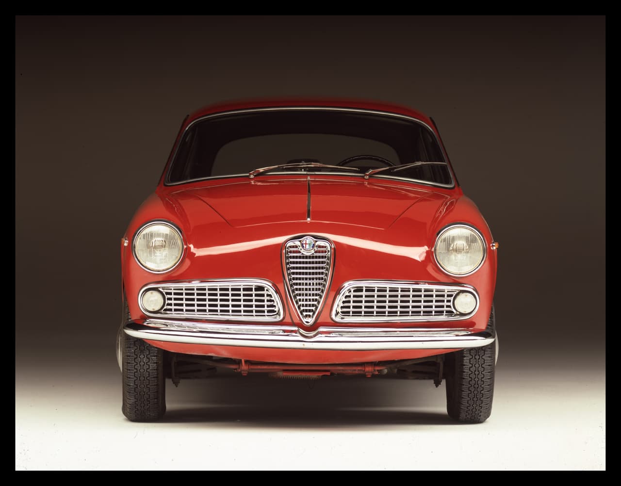 En 1954 aparecía el Alfa Romeo Giulietta. Bautizada como ‘la novia de Italia’ fue éxito comercial con 177,690 unidades fabricadas entre 1954 y 1965. Foto: Alfa Romeo Giulietta Sprint de 1954.