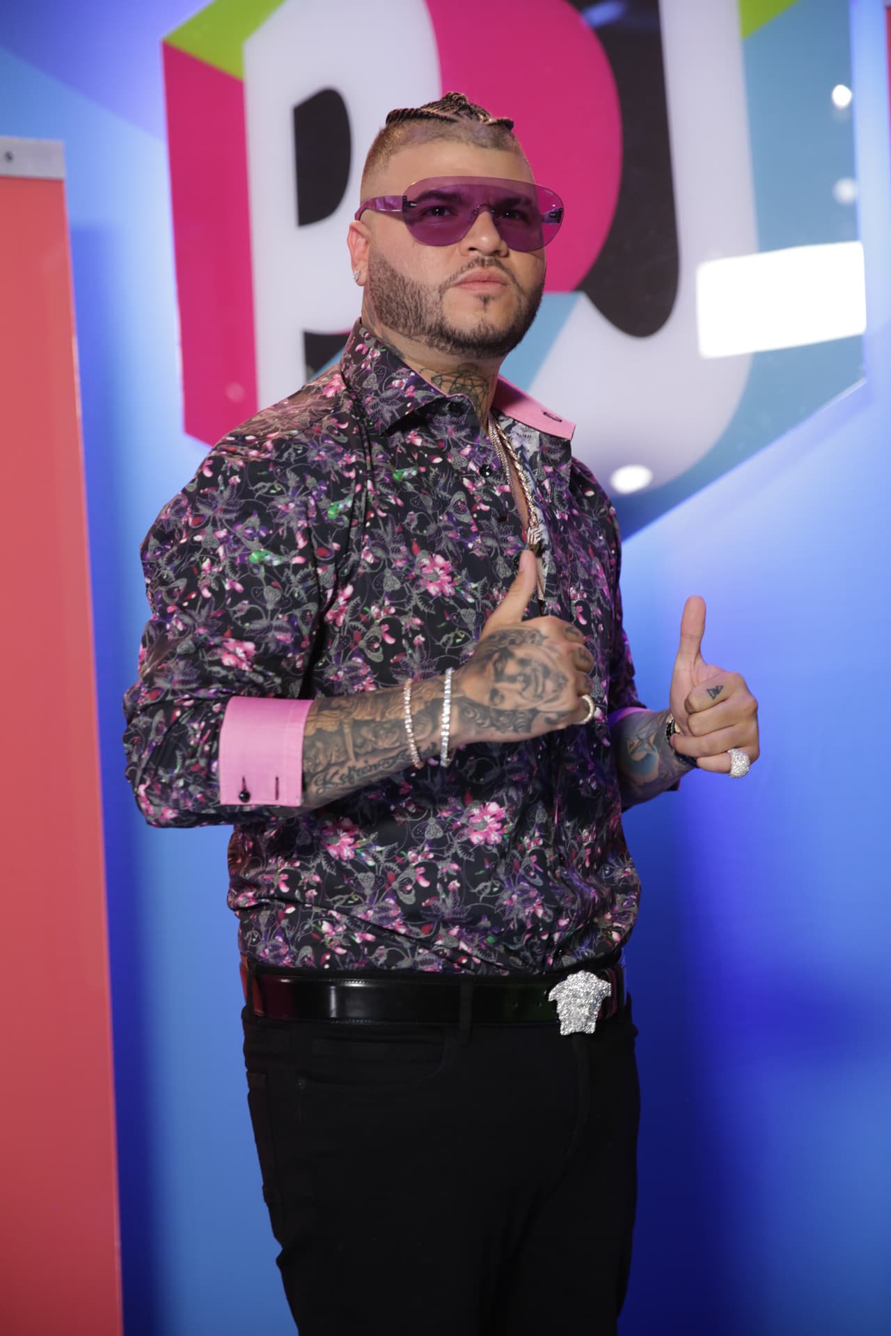 En la alfombra de Premios Juventud fueron notorios los famosos que vistieron de forma excéntrica.