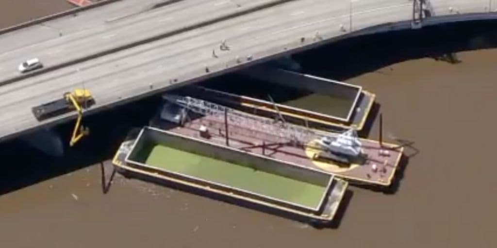 La I-676 en Filadelfia estará cerrada hasta al menos el jueves después de que parte de una barcaza se atascara en el puente