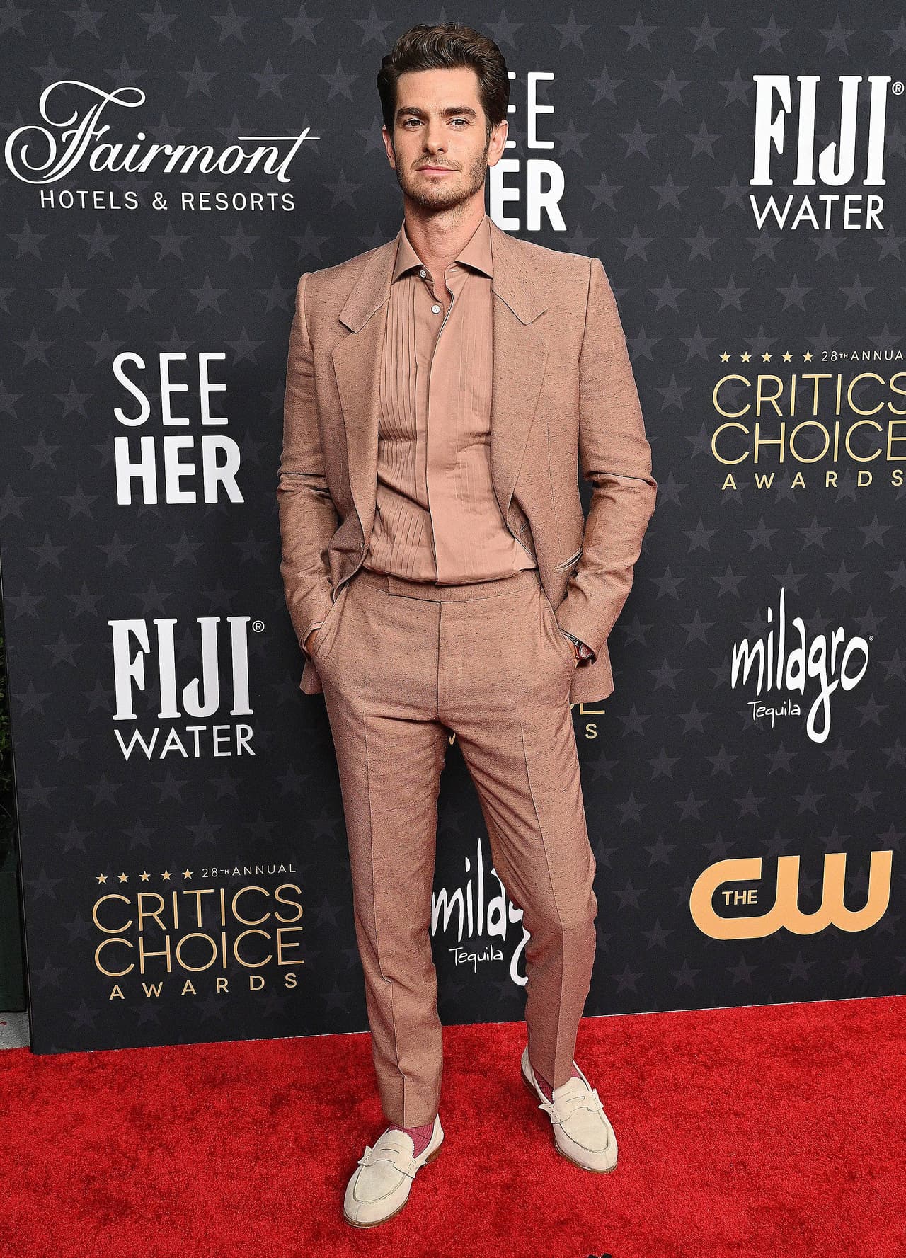 Andrew Garfield se mantuvo fiel a su estilo retro con un traje a medida color arena de Zegna, el cual complementó con mocasines Christian Louboutin. 
<br>