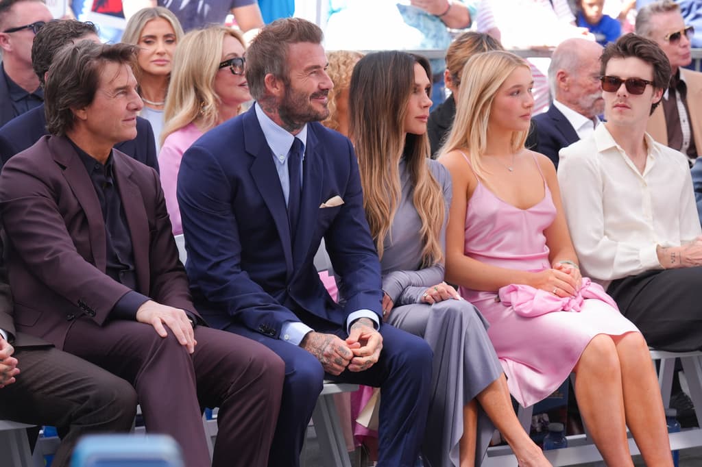 Al tomar la palabra,David Beckhamcalificó el momento de “surrealista” y recordó sus orígenes en el este de Londres, donde soñaba con ser futbolista sin imaginar un reconocimiento en Hollywood. Agradeció a Cruise por acogerlo a él y a Victoria en Los Ángeles hace casi dos décadas y por ser un “amigo leal”. Mencionó la influencia de Michael Jordan: “Él es la razón por la que usé el número 23, y me mostró que podías ser más que un atleta”. En la foto: Tom Cruise, David Beckham, Victoria Beckham, Harper Seven Beckham y Cruz Beckham.