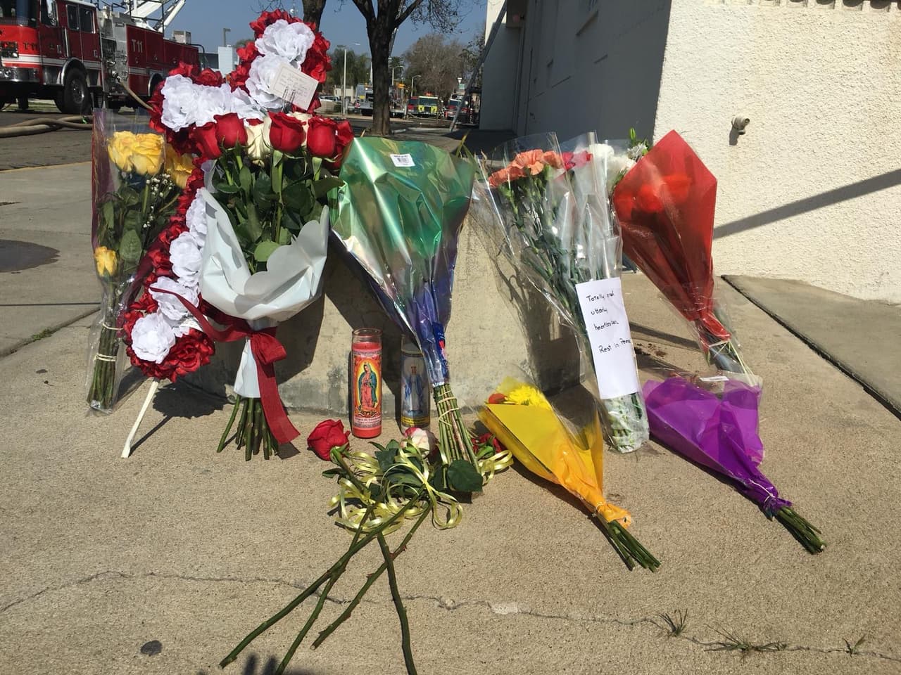 Algunos familiares de Raymond Figueroa, quien pereció en el incendio, llegaron al lugar y dejaron flores en su honor. Los familiares y amigos de Patrick Jones merodean también el área, esperando noticias sobre el hallazgo o no del bombero.