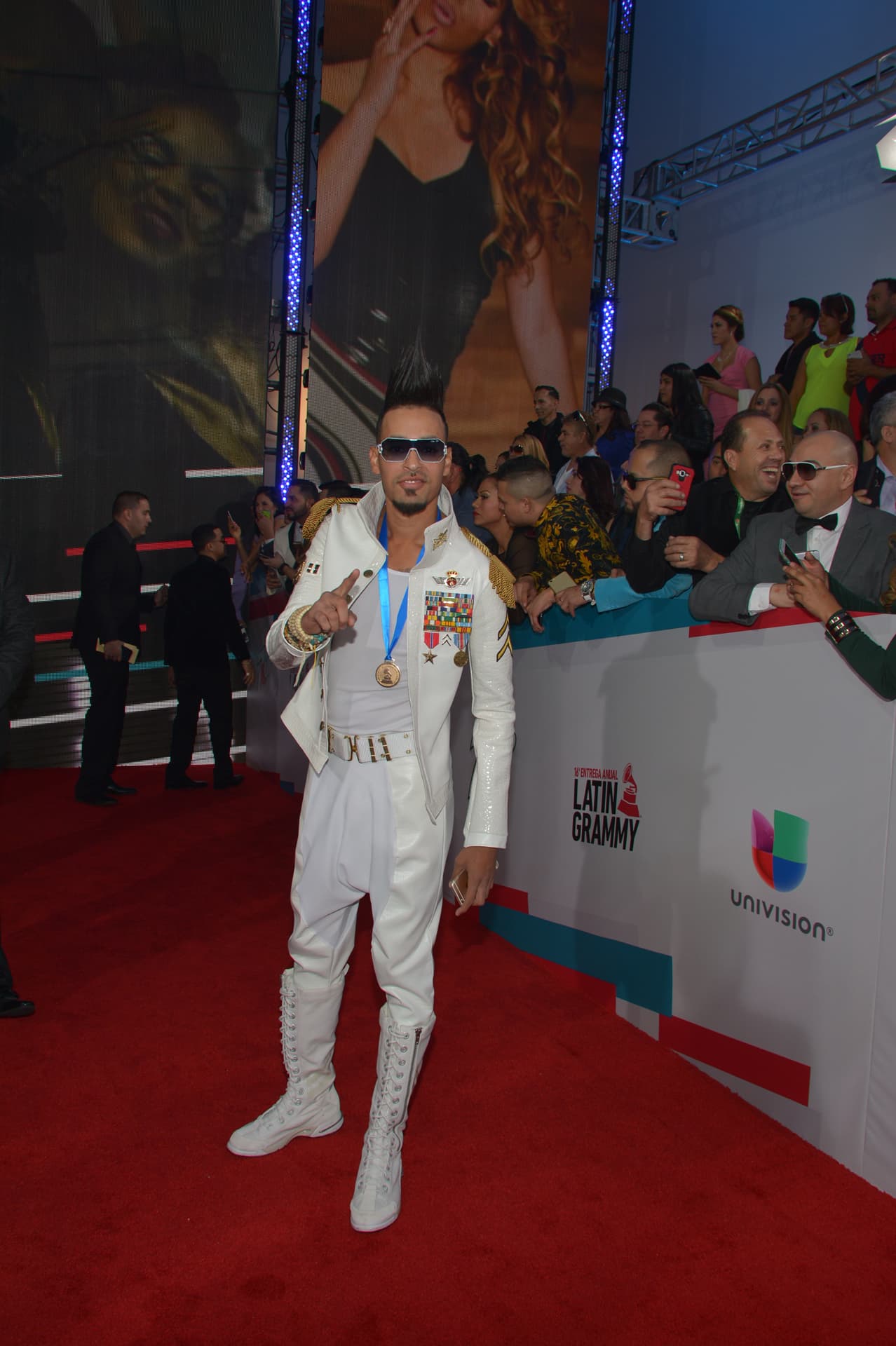 El 'total white' está de moda entre el público femenino pero él no lo supo llevar.