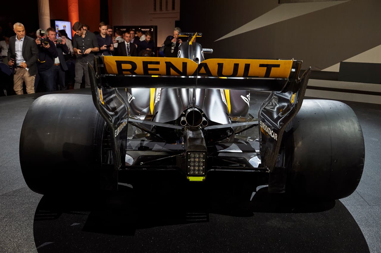 Las imagenes de la parte posterior del RS17 permiten ver con claridad las modificaciones reglamentarias, la más visible se ve reflejada en el mayor ancho de las llantas a partir de 2017, lo que evoca una apariencia de los años '80.