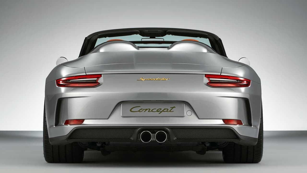 Este carro comparte su carrocería con el Porsche Carrera 4 Cabriolet y pero su chasis con el nuevo 911 GT3. Eso se traduce en 500 HP producidos por su motor de 6 cilindros y dirigidos exclusivamente a las ruedas posteriores.