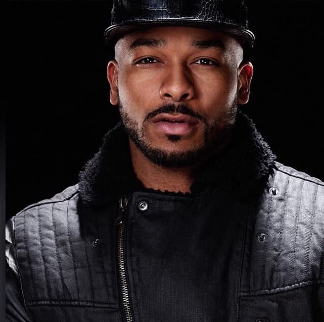 Este es el apuesto caballero que abrazó por la cintura a Mariah Carey con mucha emoción, su nombre es Anthony Burrell.