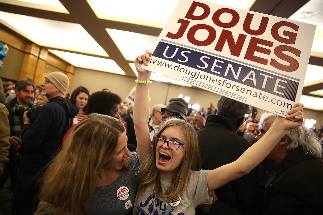 Seguidores del demócrata Doug Jones celebran la victoria.
<br>