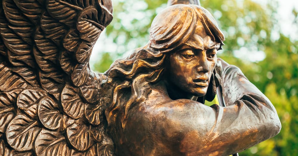 Es el santo patrón de aquellos que tienen una profesión en la que arriesgan sus vidas para mantener la paz en la sociedad, como policías, bomberos y militares. Pero puede brindar protección a cualquiera que se lo invoque.