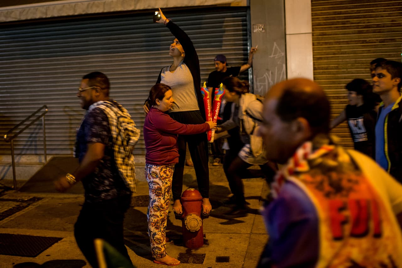 Ya en las calles de Río las protestas acompañaron a la antorcha como ha sido habitual.