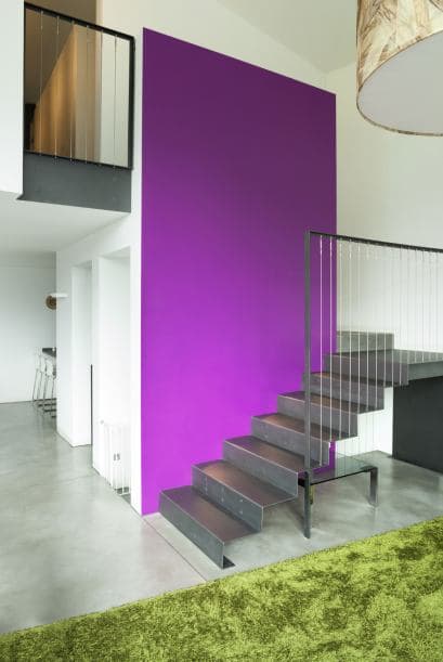 No limites tu creatividad. Kemp sugiere pintar una pared en un tono vibrante y dejar el resto de color blanco, y recalca que “la habitación debe adquirir vida propia”, así que no dejes que tu plan de diseño dificulte la creatividad, ¡lo espontáneo es lo que mantiene un sitio interesante!