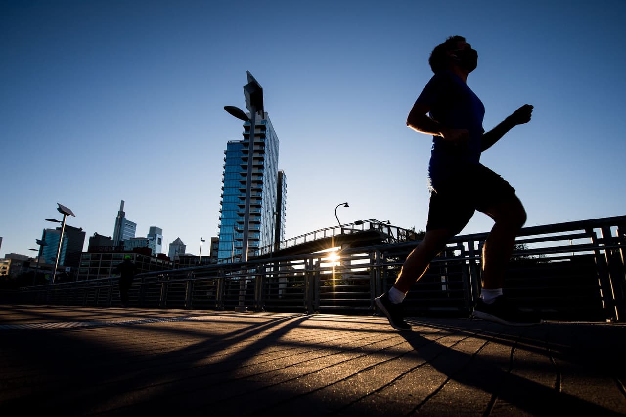 <b><a href="https://www.broadstreetrun.com/">Blue Cross Broad Street Run (30 de abril)</a></b>. Broad Street se transforma en un paraíso para los corredores con la Blue Cross Broad Street Run. Durante la carrera de 10 millas de más de 40 años, los participantes corren desde el vecindario de Logan en el norte de Filadelfia hasta The Navy Yard en el sur de Filadelfia, con espectadores gritando y levantando carteles divertidos a lo largo del camino.