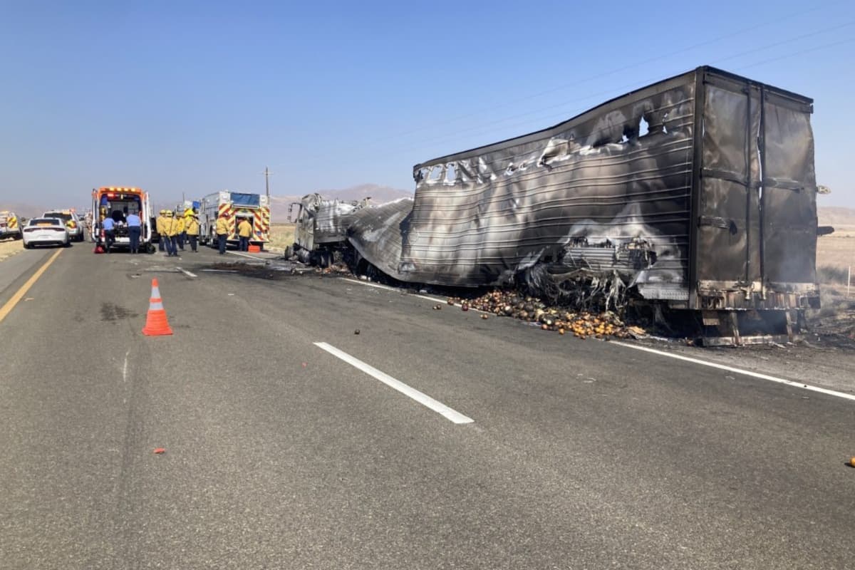 El tráiler quedó completamente cubierto en el fuego y la mercancía que traía en la cabina fue pérdida total, así como el vehículo que quedó en inservible.