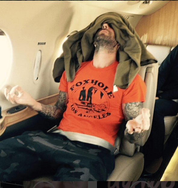 Adam Levine aprovecha cualquier momento para meditar.