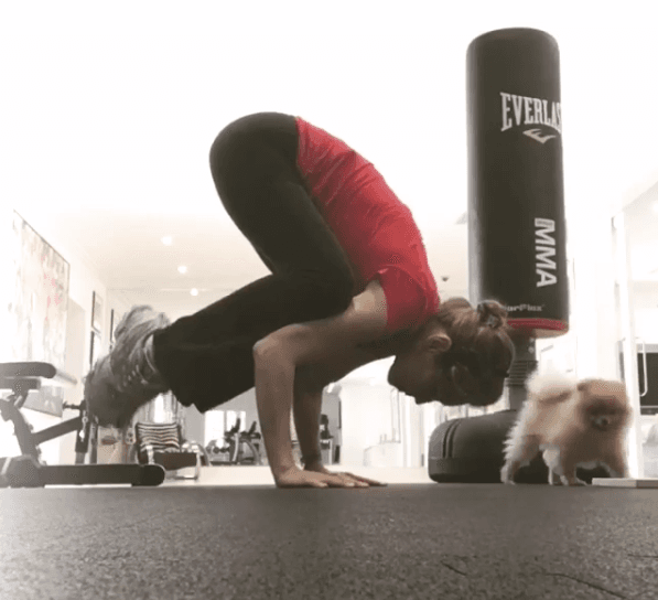 Y claro, cualquier lugar es apropiado para practicarlo, ya que en medio de cualquier rutina de pesas ella aprovecha para trabajar en la concentración.