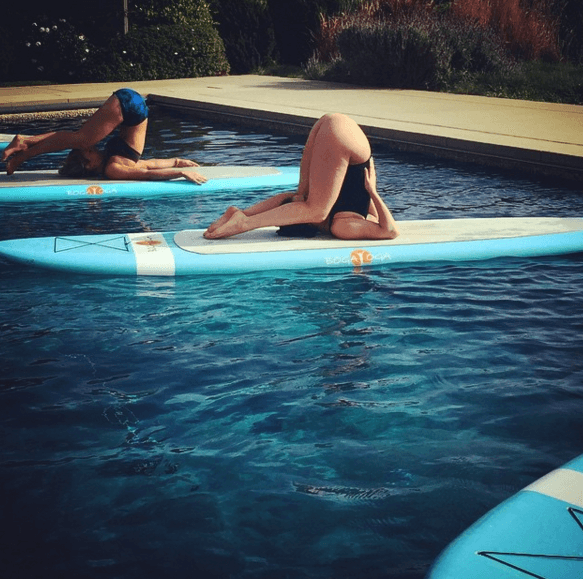 Lady Gaga lleva su habito por el yoga a cualquier lugar.