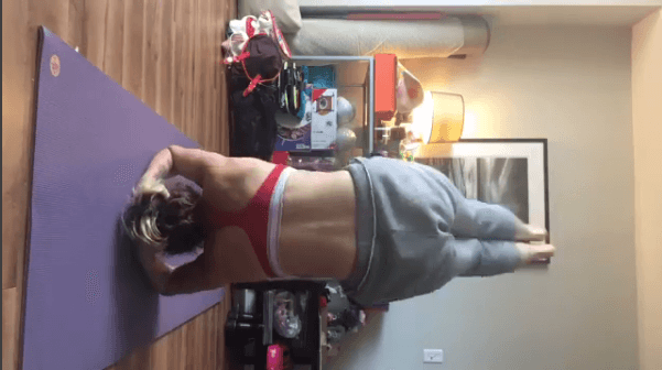 Miley es una de las cantantes más polémicas, por su forma de vestir y su estilo irreverente, pero también tiene un lado muy relax y es cuando hace yoga.