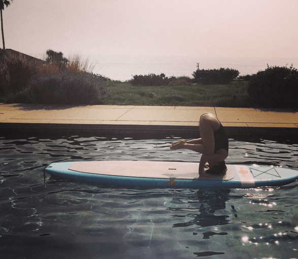 ¿Qué tal en una tabla de surf? Sin duda se necesita mucha concentración para lograr algo así.