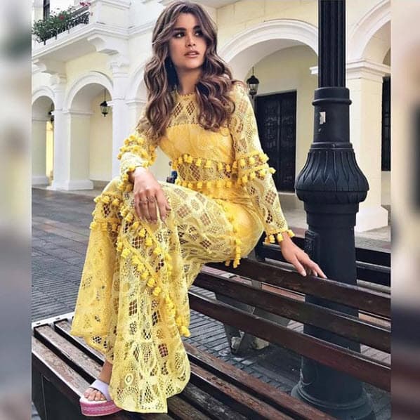 A esta dominicana le gusta usar todo tipo de vestuario, desde jeans con tenis hasta faldas y vestidos de encaje.