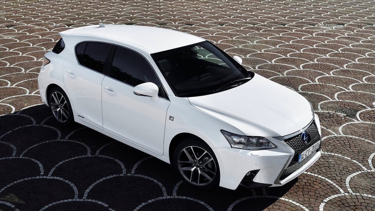 <h3 class="cms-h3-H3">Carro pequeño premium: Lexus CT</h3>
<br>El híbrido de lujo japonés añade la confiabilidad certificada a su larga lista de atributos. Este modelo fue 
<b>descontinuado</b> del mercado estadounidense en 2018.
<br>
<br>Finalista:
<b> BMW Serie 2.</b>