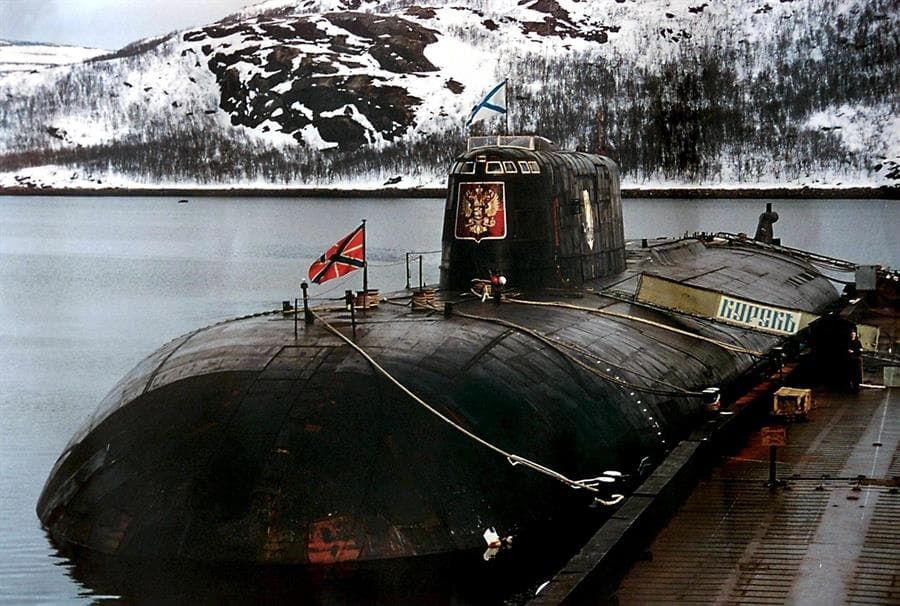 <b>Submarino nuclear K-141 Kursk (Rusia): </b>Este gigante submarino, uno de los más potentes entonces de la Armada rusa, se hundió durante unos ejercicios militares en el mar de Bárents, el 12 de agosto de 2000, con 118 marineros a bordo.