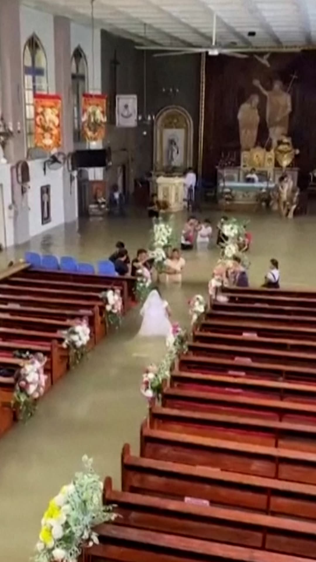 Una pareja se casa en una iglesia inundada